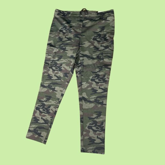 NWT XL Women’s Green Camo Skinny Leggings with Pockets 💚🖤 - Picture 1 of 9